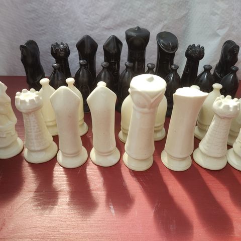 Sjakk brikker i Porselen.