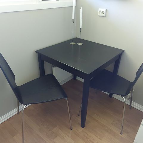 Lite spisebord/kjøkkenbord med to stoler