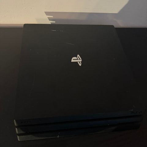 PS4 Pro + 1 kontroller