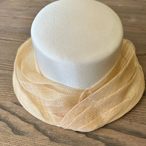Hvit hatt til bryllup eller fest