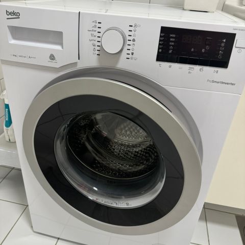 Vaskemaskin brukt av eldre dame