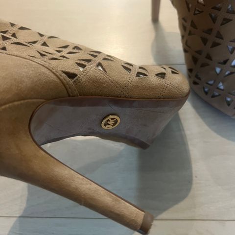 MICHAEL KORS pumps i semsket skinn