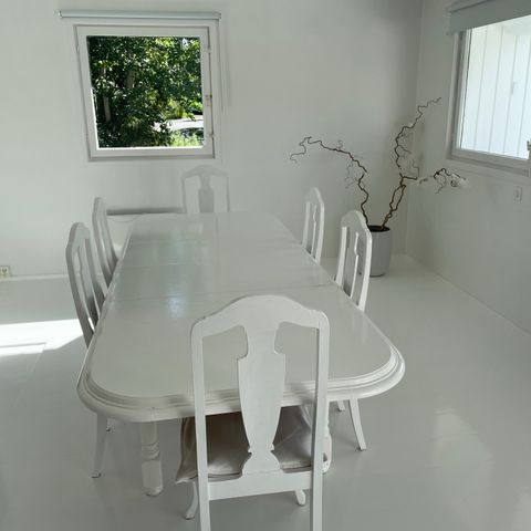 Spisestue - hvit malt eike bord og 6 eike stoler med høy rygg