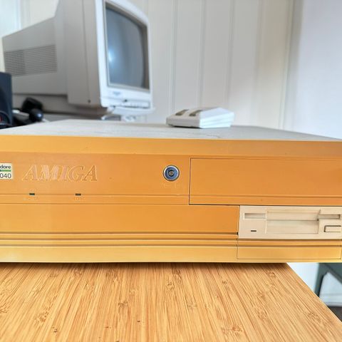 Har du lyst til å hjelpe meg med verdens guleste Amiga 4000?