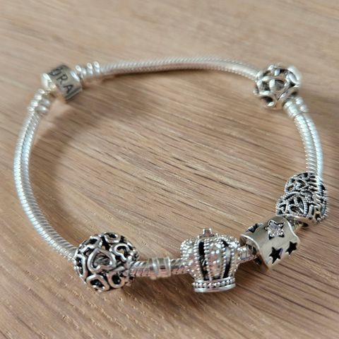 Pandora armbånd med 5 charms!!!