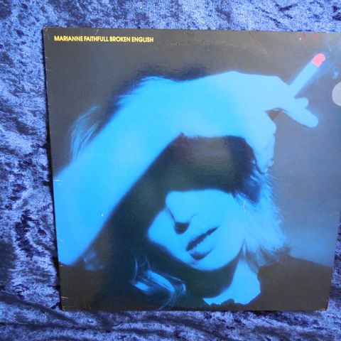 MARIANNE FAITHFULL - BROKEN ENGLISH - EN ROCKEKLASSIKER - JOHNNYROCK