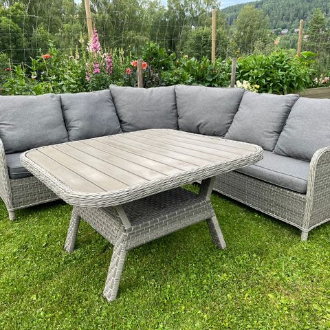 Easy Living hjørnesofa og bord for 2.500,-