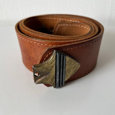 Belte i brunt skinn / Leather belt (ca 94 cm x 4.7 cm)