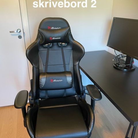 Gamingstol og skrivebord