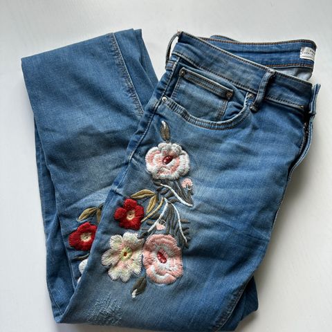 Jeans med blomster fra Zara