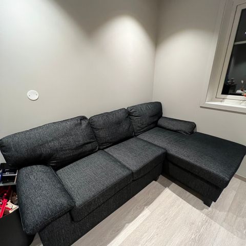 Treseter sofa med sjeselong fra Jysk.