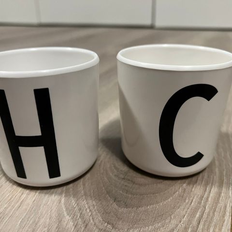 Design letters kopp med bokstav H og C