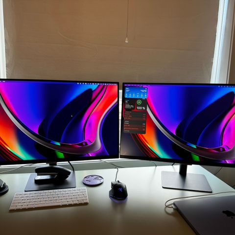 2x Samsung M5 Smart Monitor 27”