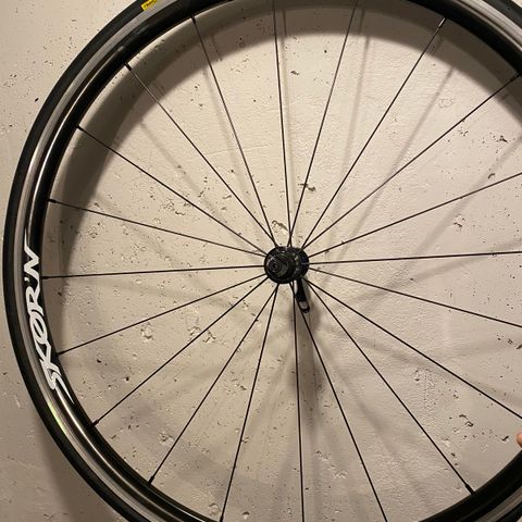 Mavic 900 g Wheel with Mavic tire 700x25 mm.