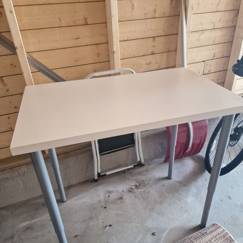 Ikea skrivebord gis bort