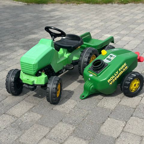 Tråtraktor med henger og vannspreder