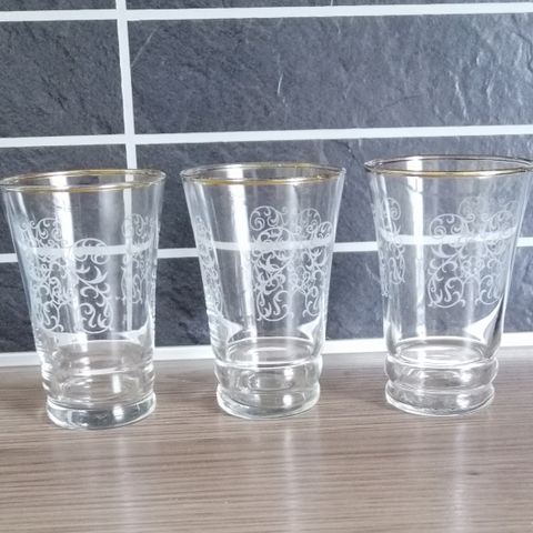 Tre små drikkeglass