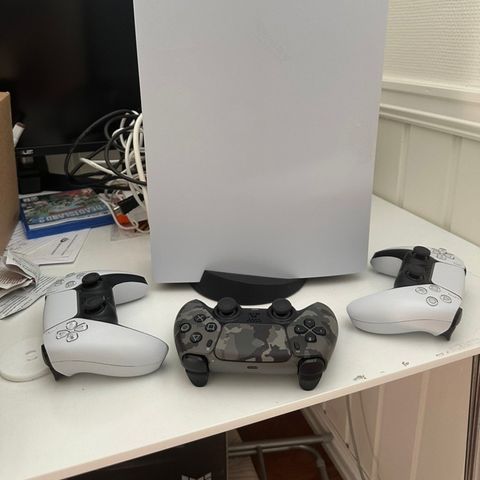 playstation 5 med 3 kontroller