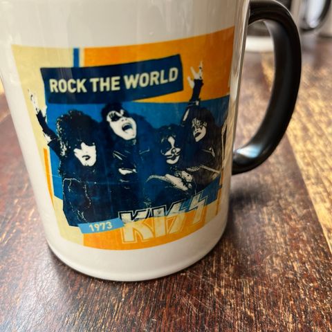 Kaffe Krus / Kopp Med Bilde Av Kiss: Rock The World 1973. Bar, Man Cave, Dekor