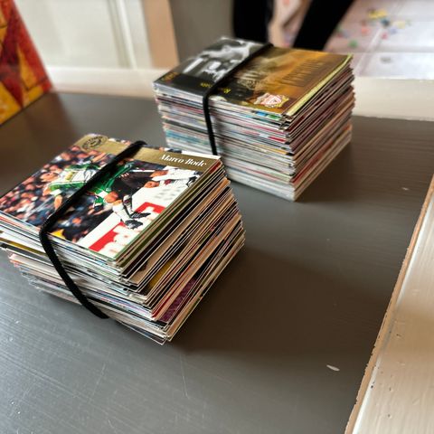 231 diverse fotballkort fra 90-tallet selges samlet