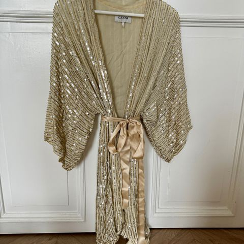 Leies ut: Ganni kimono /kjole med paljetter