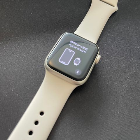 Apple Watch SE 2nd Gen 40 mm LTE (Stjerneskinn Alu/Stjerneskinn sportsreim)