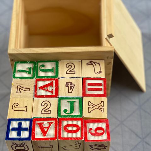 Treklosser med ulike symboler/tall/bokstaver i treboks