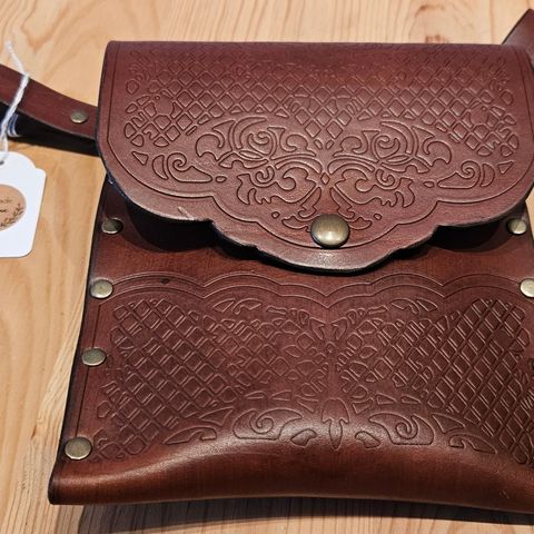 Lærveske med middelaldertema / Medieval-themed leather pouch
