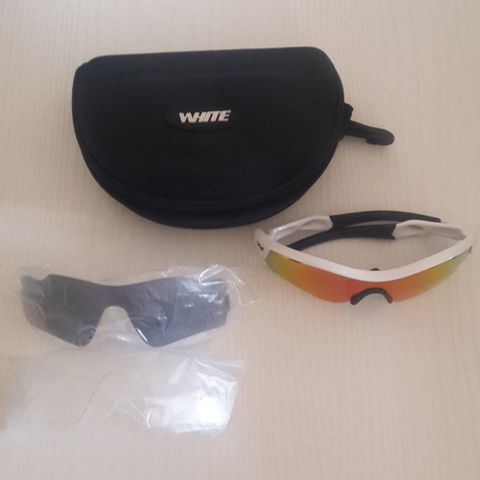 White multisport solbriller. 3xlinser og boks