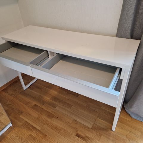 IKEA skrivebord/ sminkebord