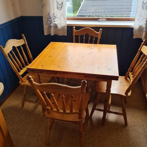 Kjøkkenbord og fire stoler
