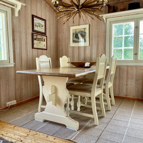 Spisebord og fire stoler - Hemsedal