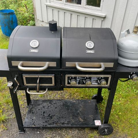 Stor kullgrill og gassgrill i et