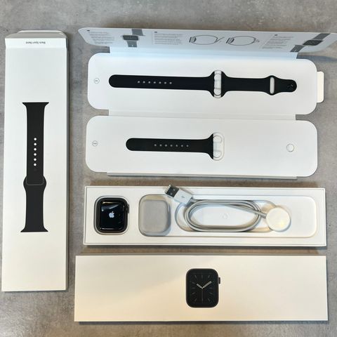 Apple Watch series 6 - 40 mm GPS - stellargrå alu/sort sportsreim