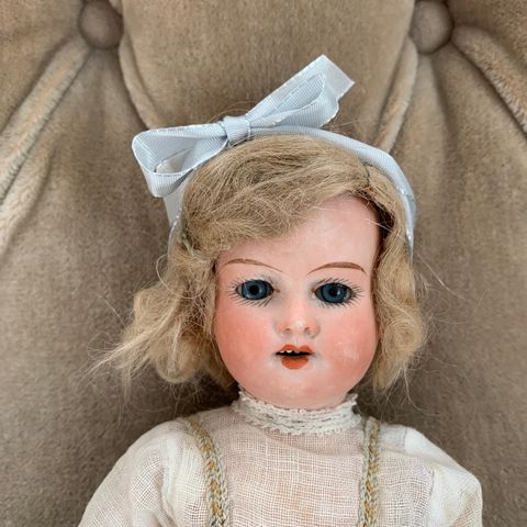 Liten antikk dukke, 25 cm høy