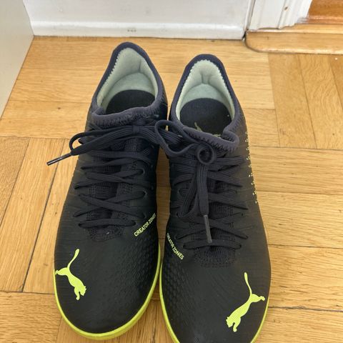 PUMA fotballsko kunstgress/grus str 38,5