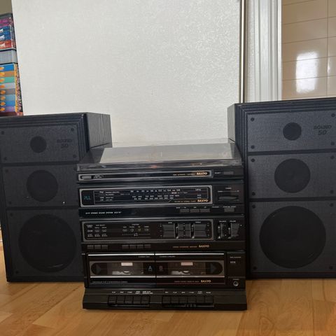 Sanyo DCX W7 stereo med LP, Radio og dobbel kassettspiller
