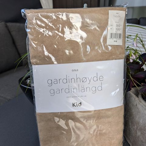 Ny 1 stk Gisle gardin i beige / lys brun 160 cm. 75 kr.