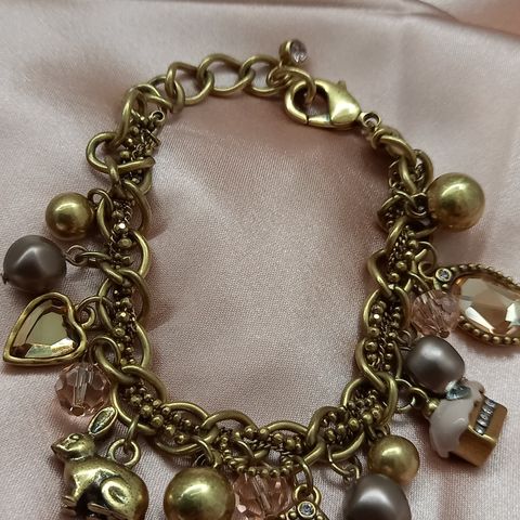 Armbånd m charms. Selges for kr 150