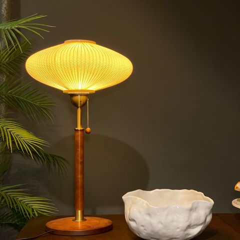 Stilfull vintage bordlampe - Teak