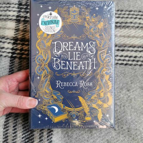 Dreams Lie Beneath Owlcrate edition - skadet