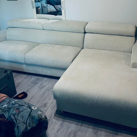 Pen lys beige sofa med Sjeselong