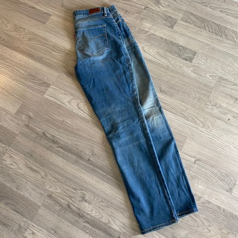 Levis bold curve 29/32