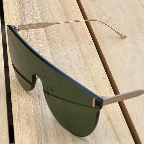Strøkne solbriller fra Fellepini selges billig