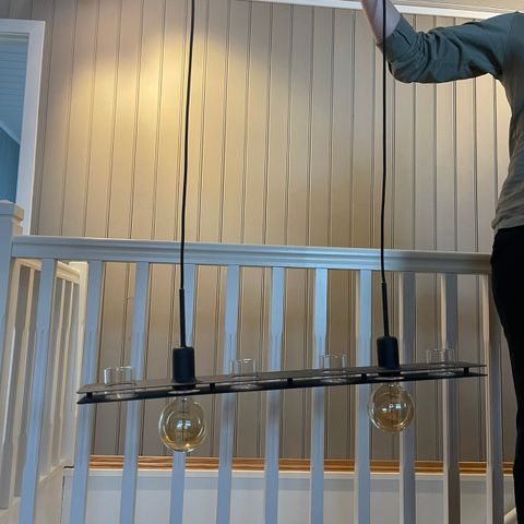 Taklampe med åpne pærer og telysholdere