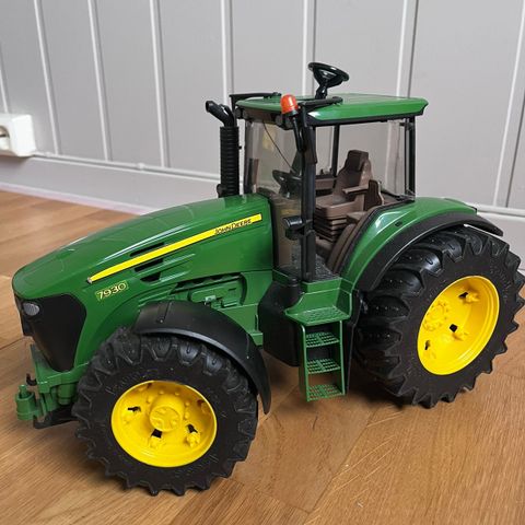 Bruder John Deere leker selges