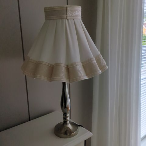 Ikea lampe og en eldre  Bohus lampe.