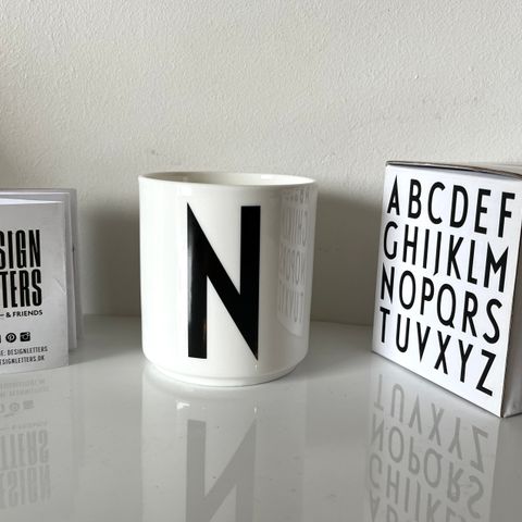 Ny Design Letters kopp i porselen. Arne Jacobsen.