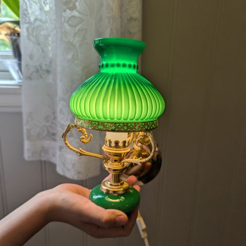 Vegglampe med glass-skjerm