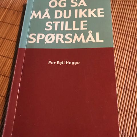 Per Egil Hegge. Boken « og så må du ikke stille spørsmål»